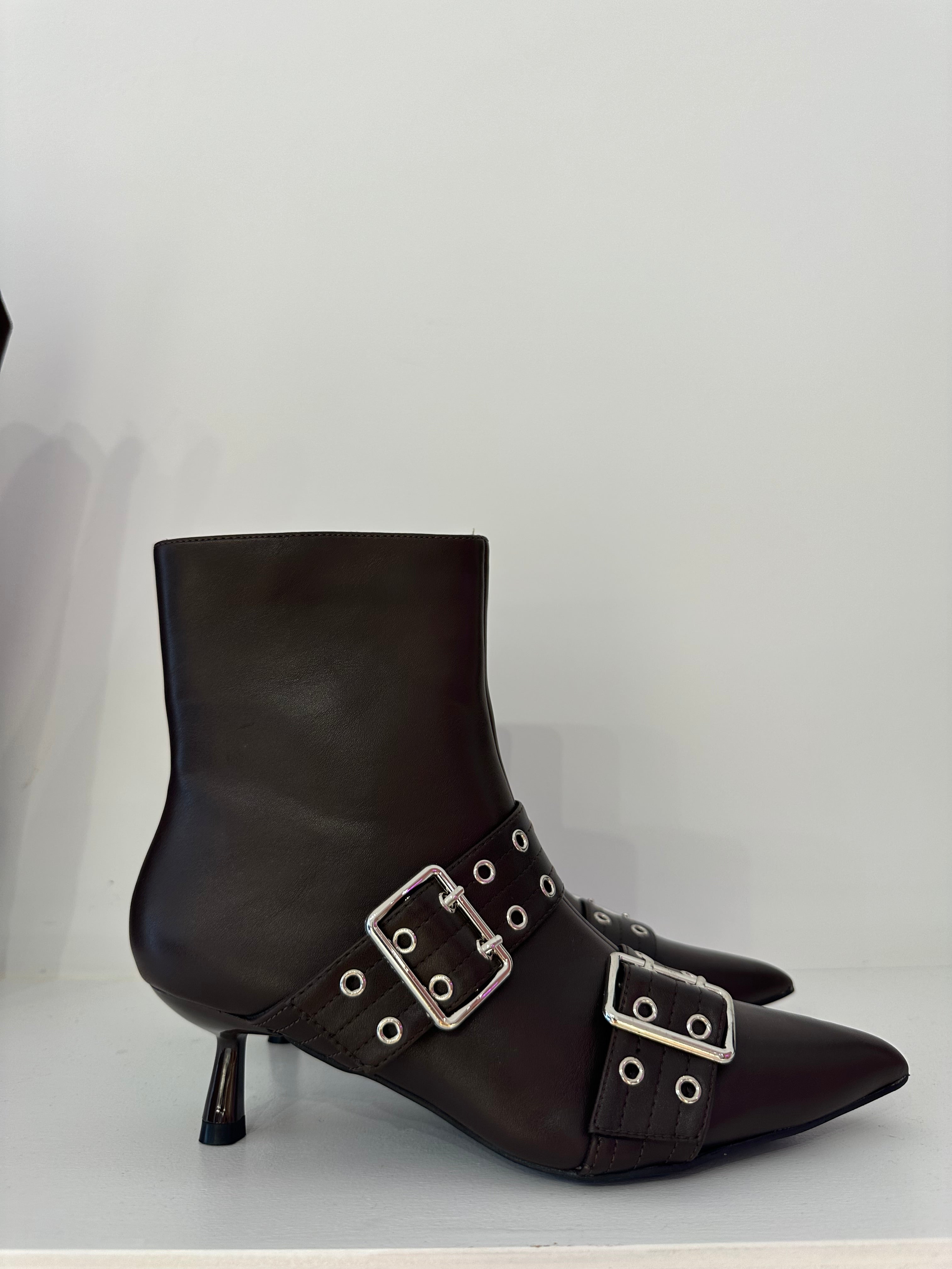 Stivaletto fibbie cioccolato