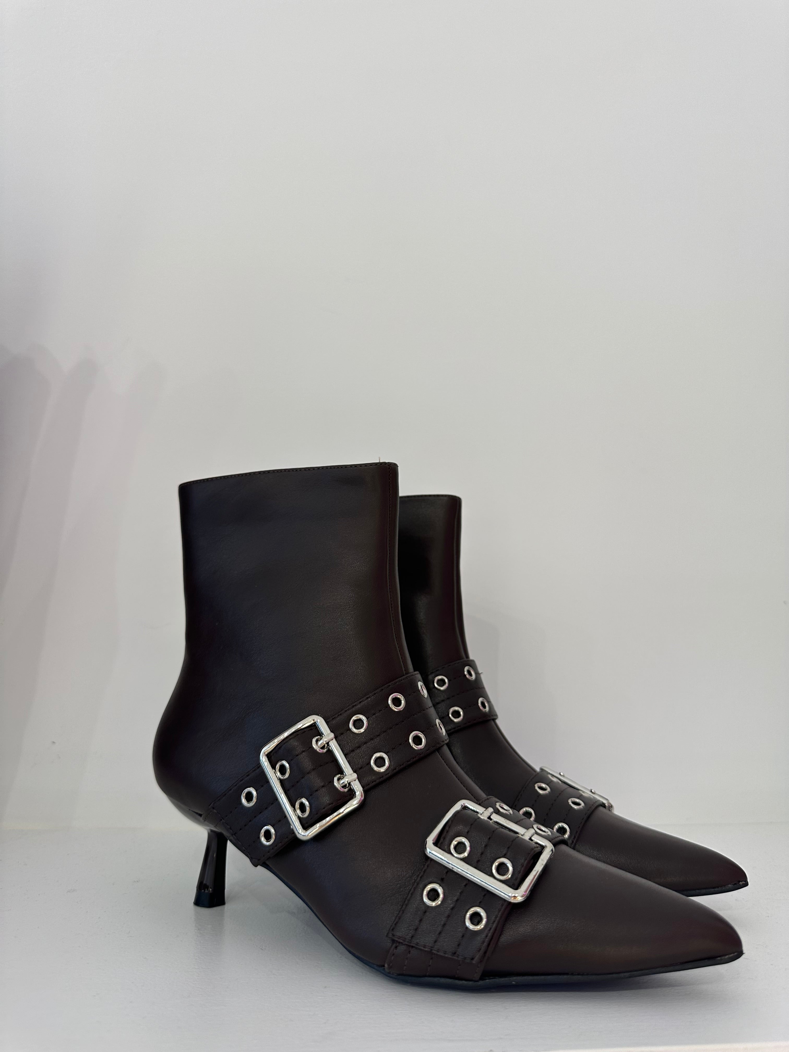 Stivaletto fibbie cioccolato